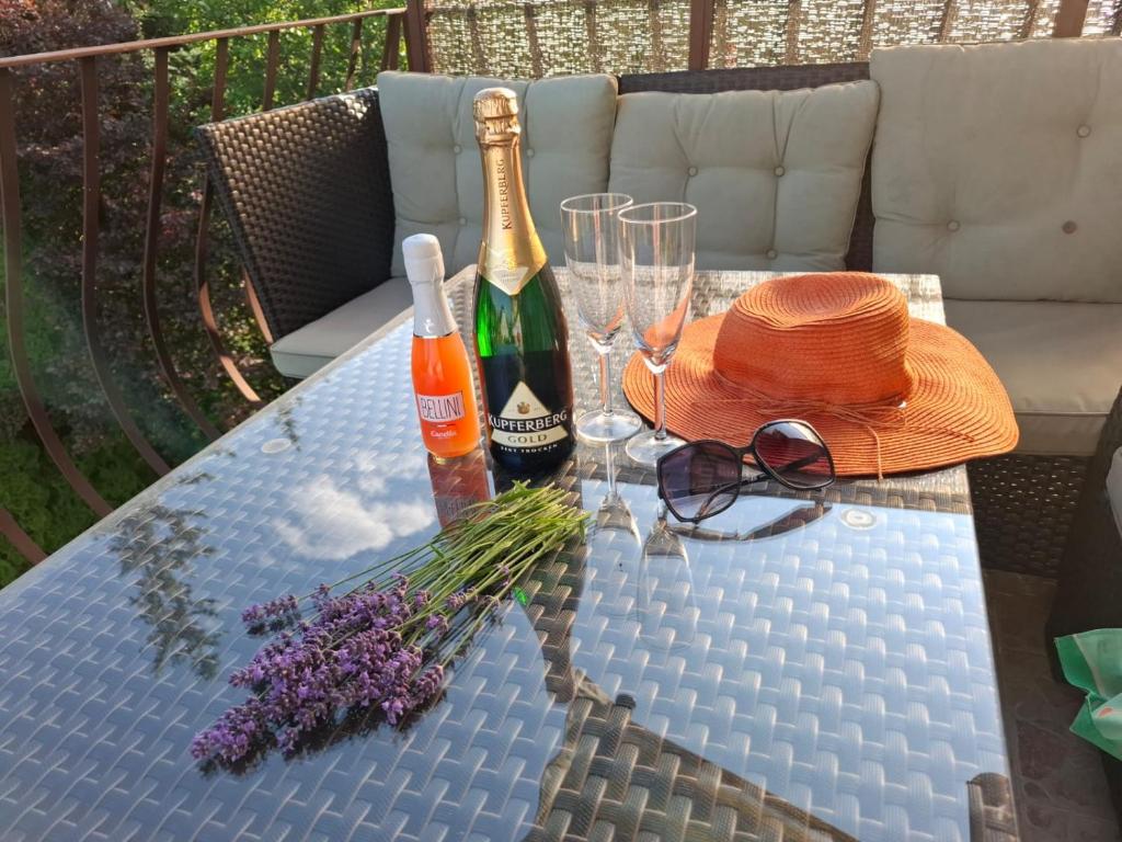 Balkontisch mit Sekt und Gläsern