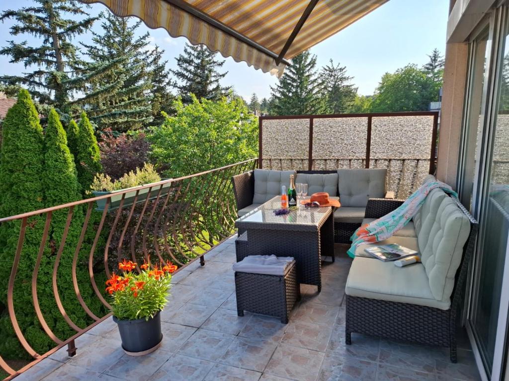 Balkon des Apartments mit Lounge-Möbeln und Markise