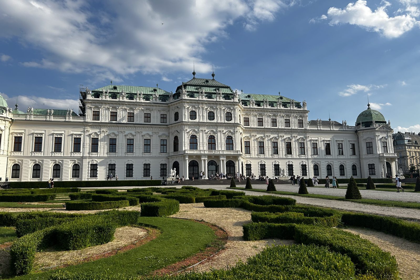 Das Obere Belvedere mit dem barocken Schlossgarten davor