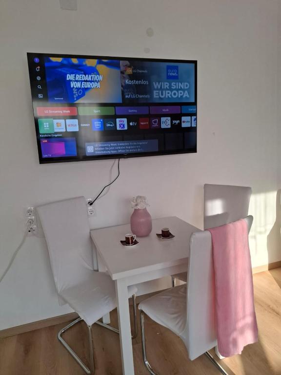 Kleiner Tisch unter dem Fernseher